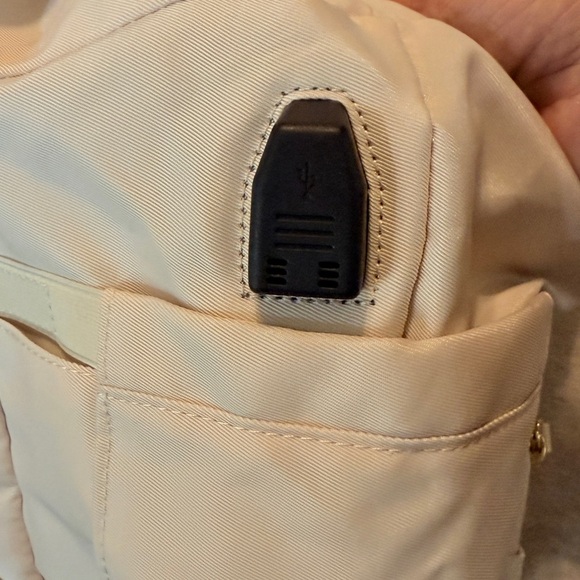 $15 (ππΌππ πΎππΌππΎπ)ETRONIK BIEGE GYM/USB DUFFEL BAG - Picture 6 of 16